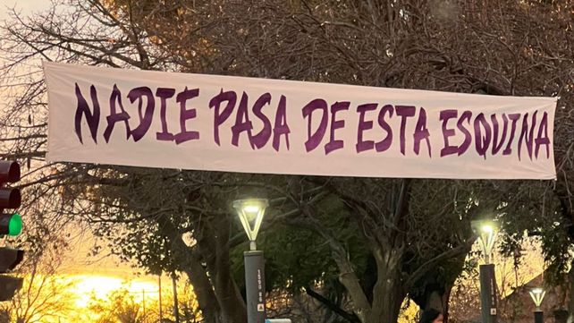 Los pasacalles que aparecieron en varios puntos de la ciudad para anunciar el regreso de la tira juvenil Patito Feo