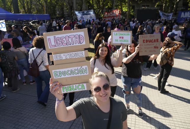 Otro de los carteles alusivos a la defensa de la educación pública en la plaza San Martín.