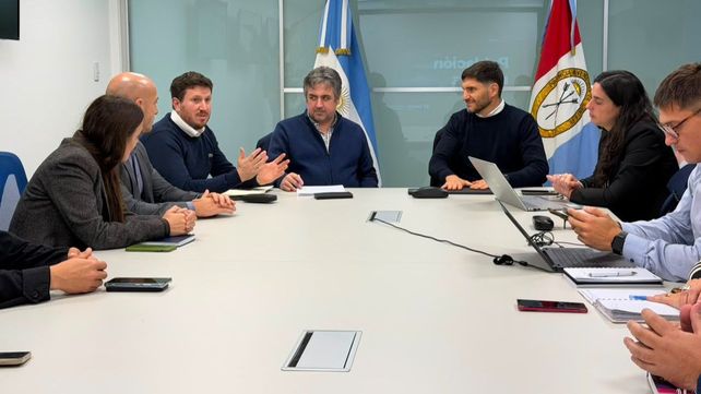 Angelini junto al equipo de Seguridad y el gobernador.