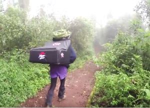 Entregan una pizza en la cima del monte Kilimanjaro y entran al libro de Récords Guinness