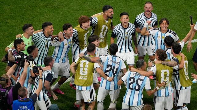 La selección argentina celebra un triunfo épico que la metió en los cuartos de final.