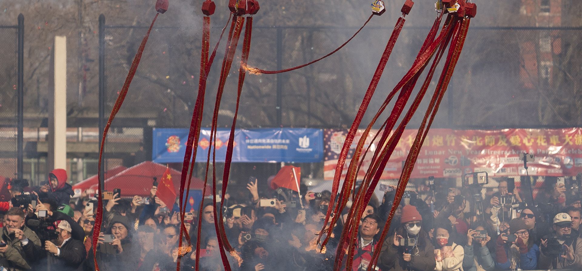 Voluntarios y espectadores se reúnen en el parque Sara D. Roosevelt, en el barrio chino de Manhattan, durante una celebración con petardos por el Año Nuevo Lunar, el miércoles 29 de enero de 2025, en Nueva York. Este año se celebra el Año de la Serpiente. (Foto AP/John Minchillo) Voluntarios y espectadores se reúnen en el parque Sara D. Roosevelt, en el barrio chino de Manhattan, durante una celebración con petardos por el Año Nuevo Lunar, el miércoles 29 de enero de 2025, en Nueva York. Este año se celebra el Año de la Serpiente. (Foto AP/John Minchillo)