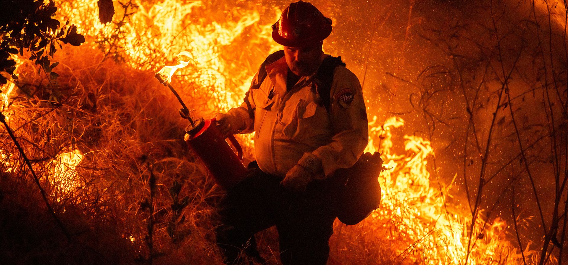 Bomberos realizan una operación de quema controlada para extinguir el incendio de Sandy el lunes 18 de mayo de 2026 en Simi Valley, California. (Foto AP/Ethan Swope) Bomberos realizan una operación de quema controlada para extinguir el incendio de Sandy el lunes 18 de mayo de 2026 en Simi Valley, California. (Foto AP/Ethan Swope)