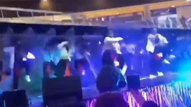 Video: bailarines colombianos resultaron heridos tras caerse parte del escenario