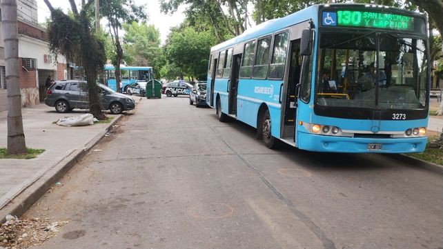 Asalto en zona sur. El colectivo en el que viajaba la mujer policía que intervino ante un asalto en Dorrego y Uruguay.