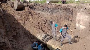 Paraná: reparan el caño de agua potable sobre calle Echeverría