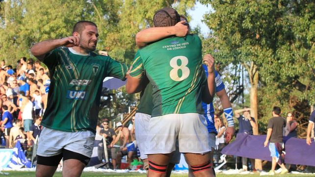 Roberto Figueroa se abraza con Emiliano Peletti