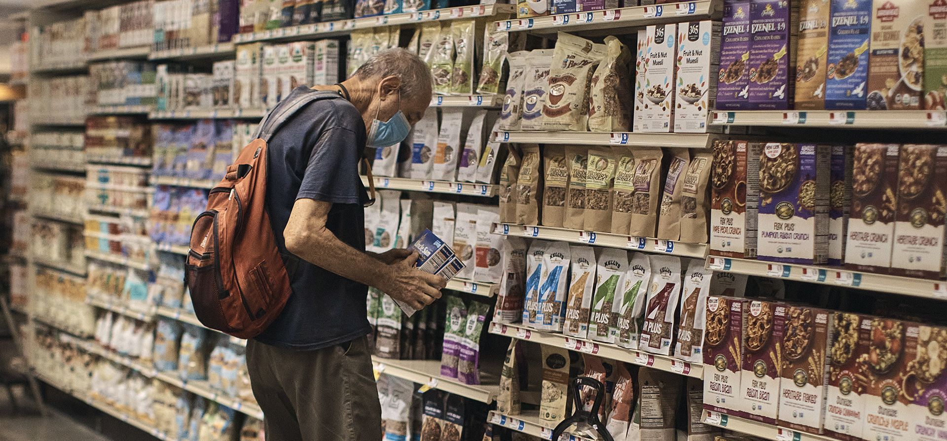 Un hombre compra en un supermercado en Nueva York. La economía de EE. UU. se contrajo de abril a junio por segundo trimestre consecutivo, contrayéndose a un ritmo anual del 0,9% y generando temores de que la nación se esté acercando a una recesión. 