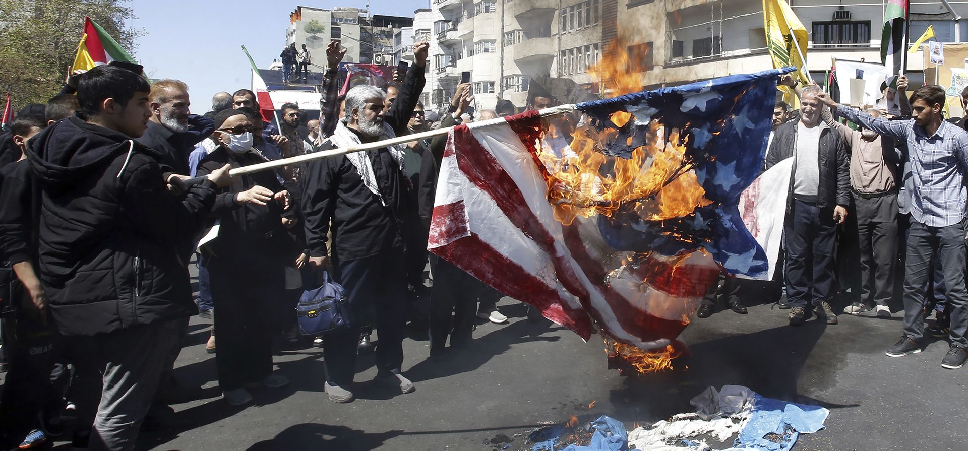 Manifestantes iraníes queman banderas estadounidenses e israelíes durante una manifestación anual para conmemorar el Día de Quds, o Día de Jerusalén, en apoyo de los palestinos, en Teherán, Irán, el viernes 5 de abril de 2024. (Foto AP/Vahid Salemi) Manifestantes iraníes queman banderas estadounidenses e israelíes durante una manifestación anual para conmemorar el Día de Quds, o Día de Jerusalén, en apoyo de los palestinos, en Teherán, Irán, el viernes 5 de abril de 2024. (Foto AP/Vahid Salemi)