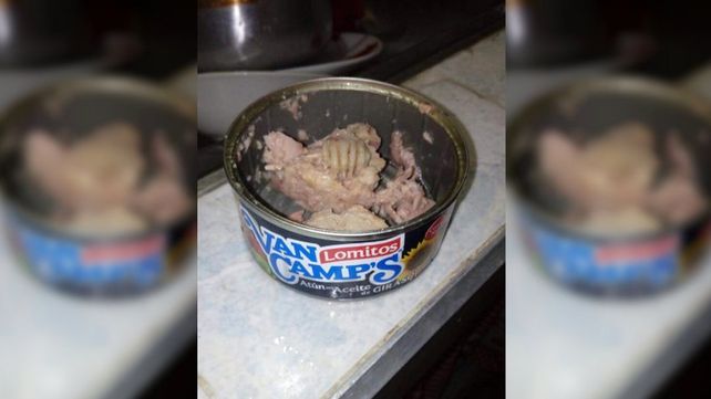 Abrió una lata de atún y se encontró con una desagradable sorpresa