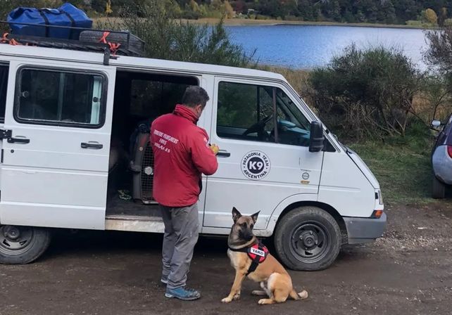 En acción. Los integrantes de la brigada K-9 de los bomberos de Funes.
