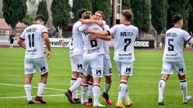 Los pibes leprosos festejan el gol de la victoria.