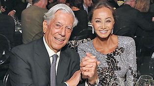 Vivo una gran pasión, dijo Vargas Llosa, en pareja con la mamá de Enrique Iglesias