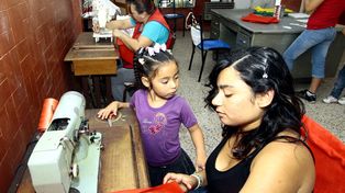 Jóvenes de La Casa de Juan Diego hacen mochilas para las Colonias Municipales