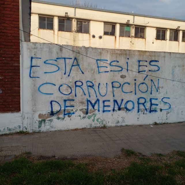 Una de las escuelas vandalizadas en La Plata.