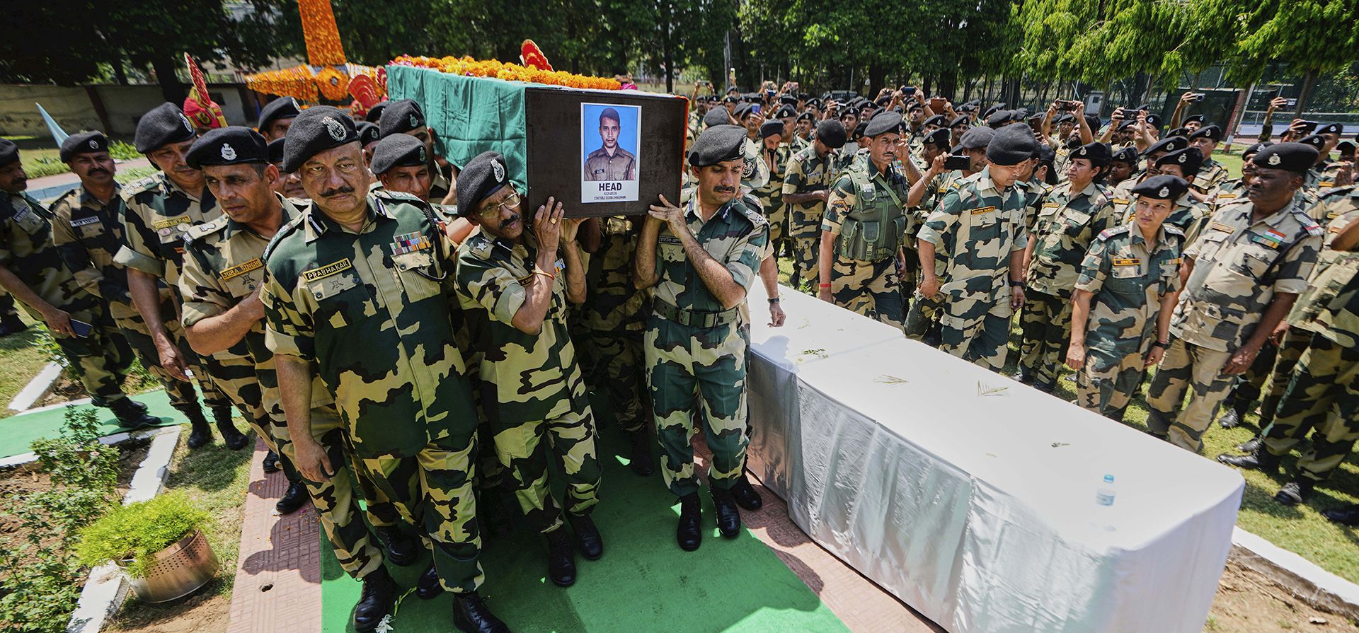 Soldados de la Fuerza de Seguridad Fronteriza de la India (BSF) cargan un ataúd con los restos de su compañero Deepak Chimngakham, quien murió en un ataque de artillería pakistaní transfronterizo en Jammu, India, el lunes 12 de mayo de 2025. (Foto AP/Channi Anand) Soldados de la Fuerza de Seguridad Fronteriza de la India (BSF) cargan un ataúd con los restos de su compañero Deepak Chimngakham, quien murió en un ataque de artillería pakistaní transfronterizo en Jammu, India, el lunes 12 de mayo de 2025. (Foto AP/Channi Anand)
