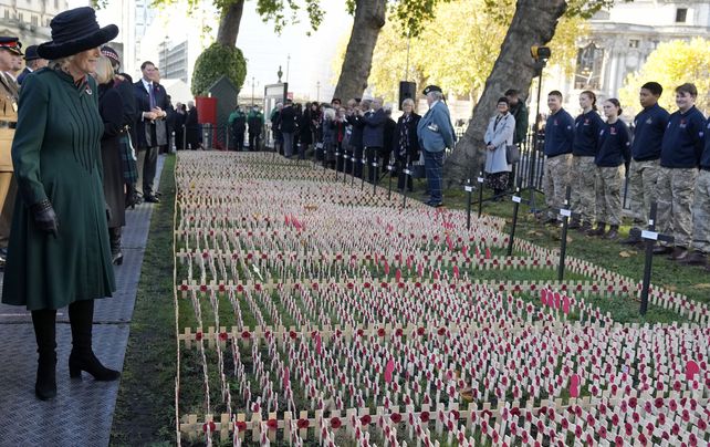 Camilla de Gran Bretaña, duquesa de Cornualles, patrona de la fábrica de amapolas, observa el homenaje a veteranos y representantes de las Fuerzas Armadas mientras asiste al 93° Field of Remembrance en la Abadía de Westminster en Londres, el jueves 11 de noviembre de 2021.