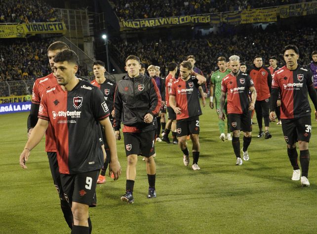 Los futbolistas de Newell's se retiran con la mirada en el piso tras perder el clásico. Un golpe duro para Fabbiani y sus dirigidos.