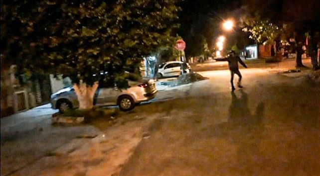 Una imagen del video en el que se ve a Alejandro Pipi Gatti baleando una casa por orden por Alan Funes.&nbsp;