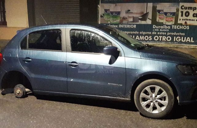 El auto que sufrió el robo de sus ruedas.