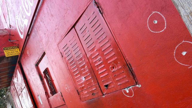 Algunos de los impactos de bala en el frente del local