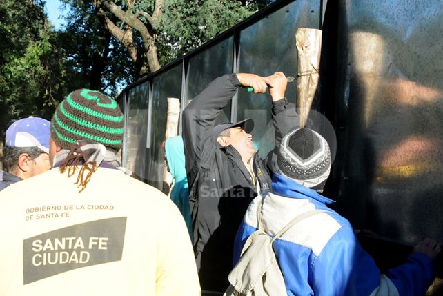 Los obreros municipales lograron colocar algunos carteles publicitarios para cercar el parque.