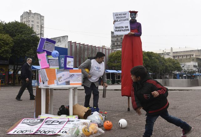 Tumbá el tarifazo. El juego de ayer en la plaza Montenegro.
