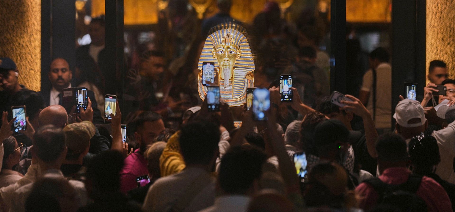 Turistas toman imágenes con sus dispositivos móviles frente a la máscara funeraria dorada del rey Tutankamón durante el primer día de visitas tras la inauguración oficial del Gran Museo Egipcio en Guiza, Egipto, el martes 4 de noviembre de 2025. (Foto AP/Amr Nabil) Turistas toman imágenes con sus dispositivos móviles frente a la máscara funeraria dorada del rey Tutankamón durante el primer día de visitas tras la inauguración oficial del Gran Museo Egipcio en Guiza, Egipto, el martes 4 de noviembre de 2025. (Foto AP/Amr Nabil)