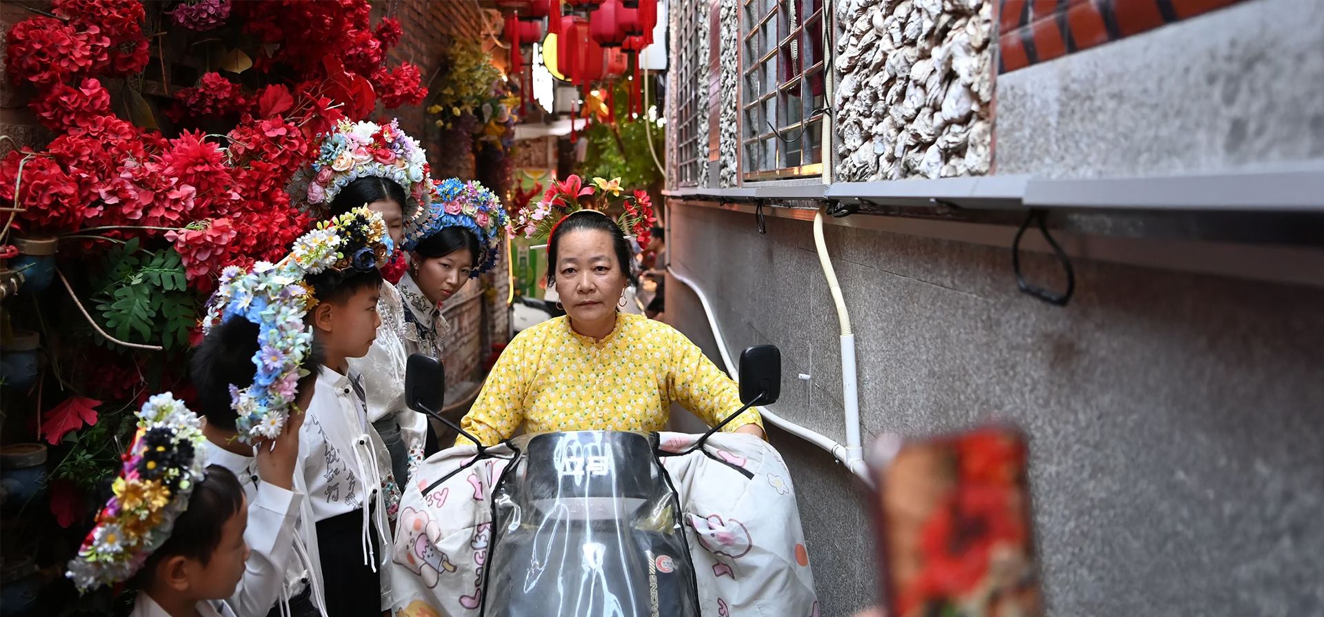 Las mujeres usan tocados florales tradicionales Xunpu, que se cree que traen salud y prosperidad, Ciudad de Quanzhou, China. Fotografía: Xinhua/Shutterstock Las mujeres usan tocados florales tradicionales Xunpu, que se cree que traen salud y prosperidad, Ciudad de Quanzhou, China. Fotografía: Xinhua/Shutterstock
