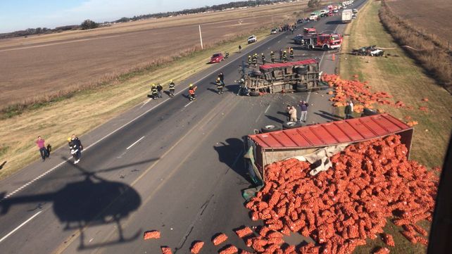Tres muertos en un choque entre un camión con acoplado y un auto