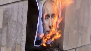 Las Pussy Riot no paran: en nuevo vídeo queman un retrato de Putin