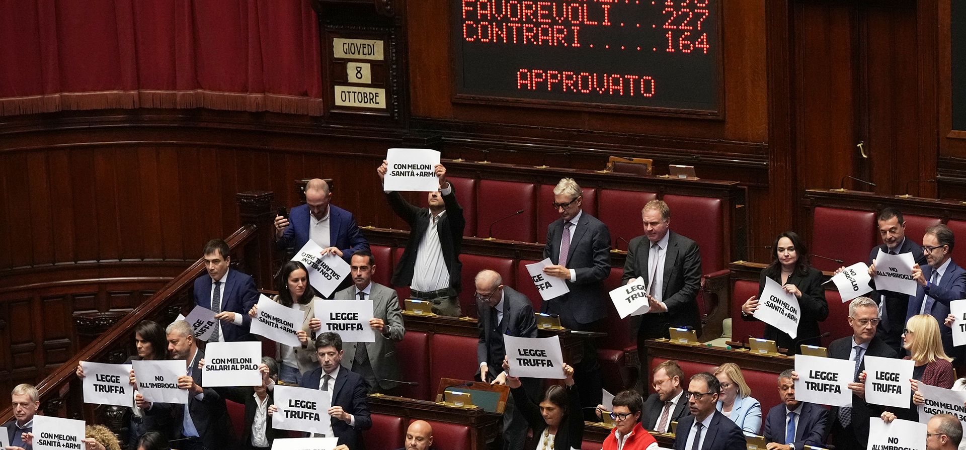 Legisladores protestan mientras una pantalla muestra los resultados de la votación final del proyecto de ley electoral en la Cámara de Diputados de Roma, el jueves 8 de octubre de 2026. (Foto AP/Andrew Medichini) Legisladores protestan mientras una pantalla muestra los resultados de la votación final del proyecto de ley electoral en la Cámara de Diputados de Roma, el jueves 8 de octubre de 2026. (Foto AP/Andrew Medichini)