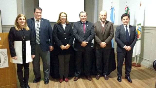 Las autoridades que asistieron a la inauguración en Crespo al 800.
