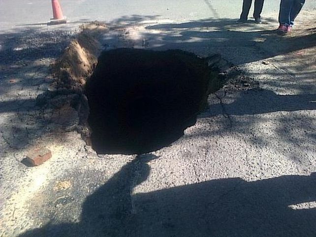 Una camioneta cayó en un pozo Vélez Sarsfield y Calcena