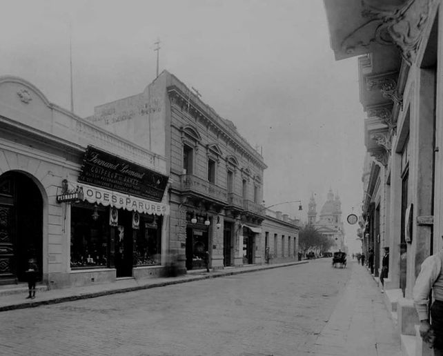 1910. Córdoba entre Maipú y Laprida. A lo lejos se visualiza la Catedral frente a la plaza 25 de Mayo. 