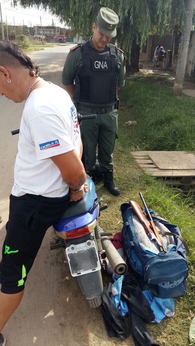 Apresan a dos delincuentes que iban en moto y con una escopeta