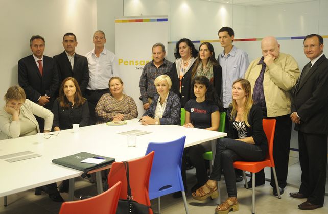 Equipo. Miguel Sedoff (de camisa clara junto al cartel) y su equipo