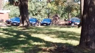 ¿Por qué hay tantos móviles policiales en el Parque Garay?