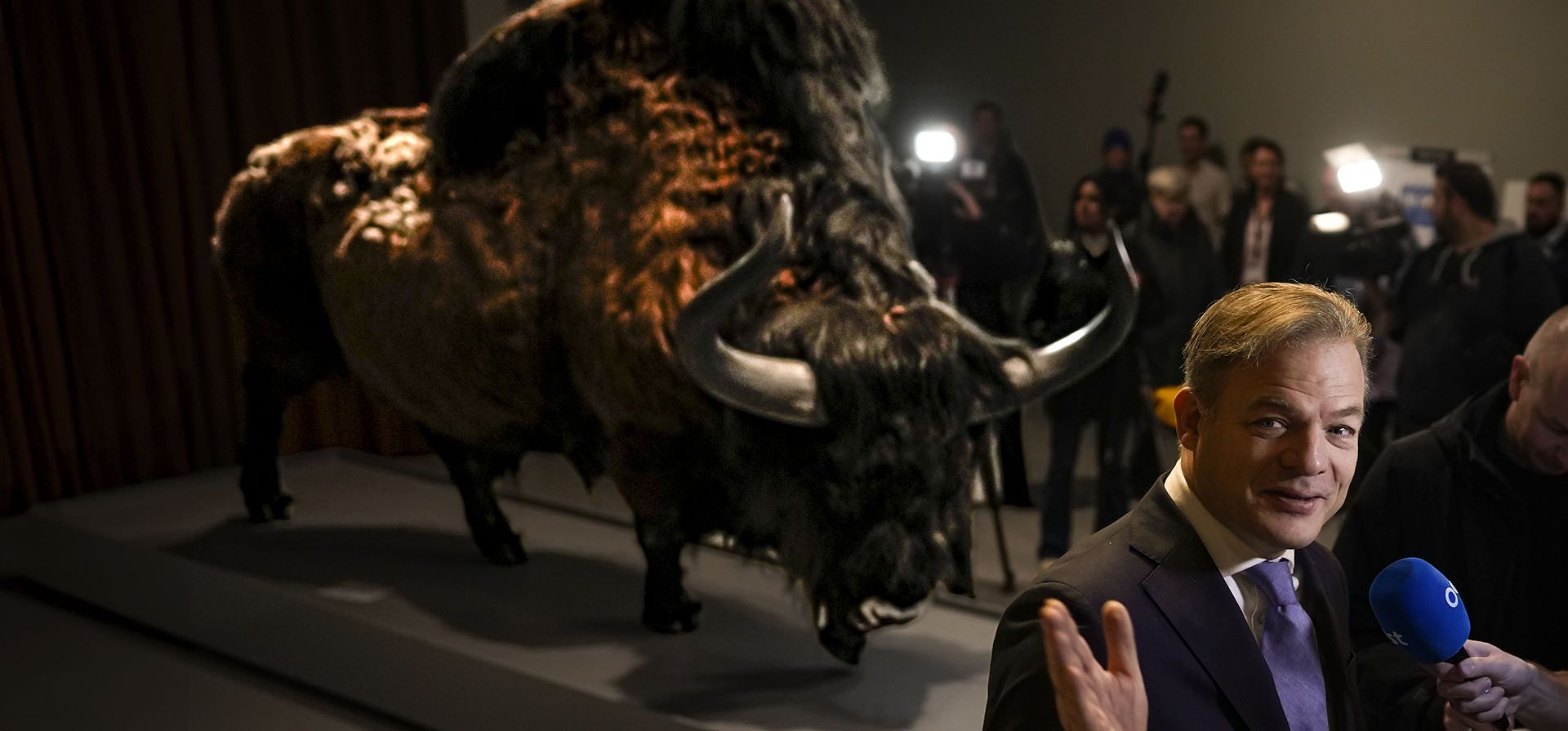 Pieter Omtzigt, líder del partido político holandés recientemente formado Nuevo Contrato Social, habla con los medios después de emitir su voto en Museumfabriek, o Fábrica de Museos, en Enschede, Países Bajos, el miércoles 22 de noviembre de 2023. (Foto AP/Peter Dejong)