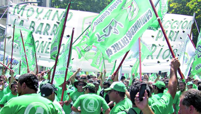 Camioneros marchan en sus vehículos por la Lealtad Camionera