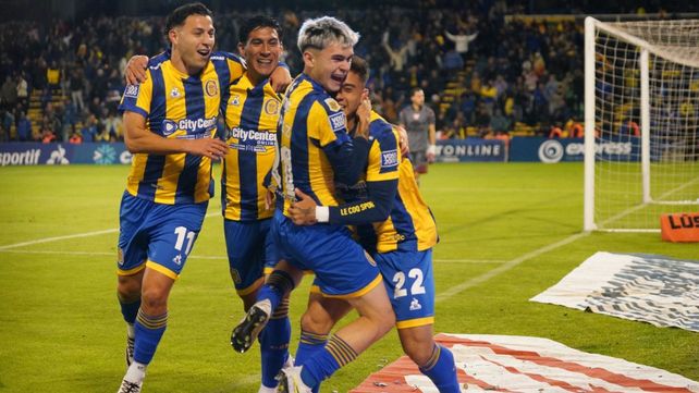 Santi López abraza a Giaccone tras la apertura para Rosario Central ante Instituto.