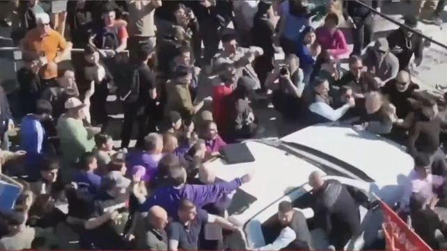 Atacaron con piedras a la caravana de Milei en Lomas de Zamora y debieron evacuar a la comitiva Atacaron con piedras a la caravana de Milei en Lomas de Zamora y debieron evacuar a la comitiva