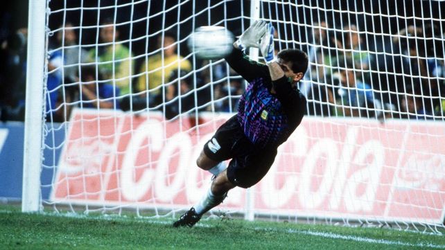 Goyco vuela y tapa un penal contra Yugoslavia, en Italia 90. Una imagen que el pueblo argentino recuerda.