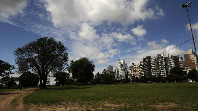 Rosario con cielo parcialmente nublado. Hay chances de lluvia