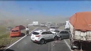 La tormenta de viento y tierra provocó un accidente con más de 30 vehículos en la autopista Rosario - Córdoba