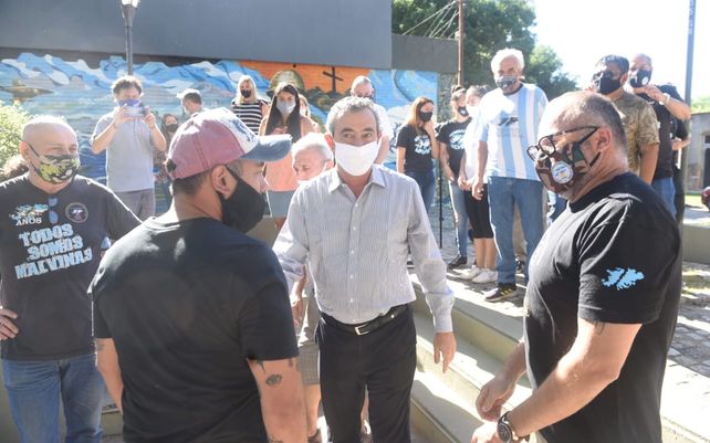 El intendente Pablo Javkin junto a los excombatientes en la reinauguración de la plazoleta 2 de Abril
