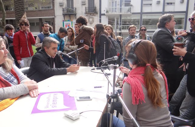 En pie de guerra. En la plaza se montó una radio abierta en la que se reclamaron mejores salarios docentes.