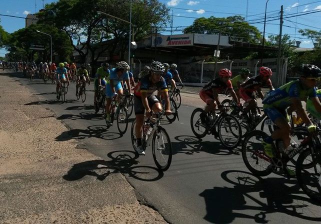La prueba contó con un gran número de ciclistas.