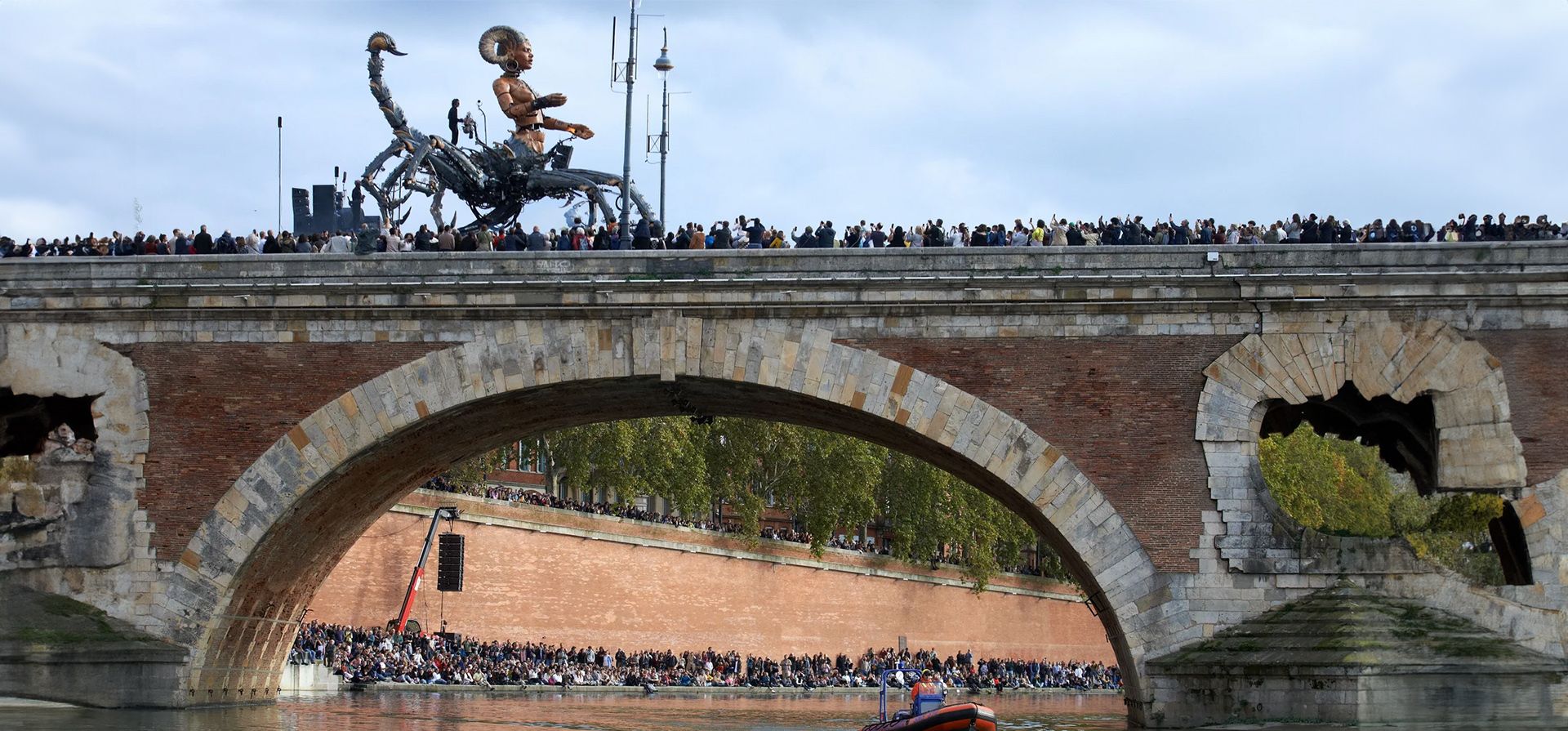 Las multitudes ven Lilith, la mujer escorpión, parte de un espectáculo callejero de François Delarozière, director de la compañía de arte La Machine, Toulouse, Francia. Fotografía: Alain Pitton/NurPhoto/Rex/Shutterstock Las multitudes ven Lilith, la mujer escorpión, parte de un espectáculo callejero de François Delarozière, director de la compañía de arte La Machine, Toulouse, Francia. Fotografía: Alain Pitton/NurPhoto/Rex/Shutterstock
