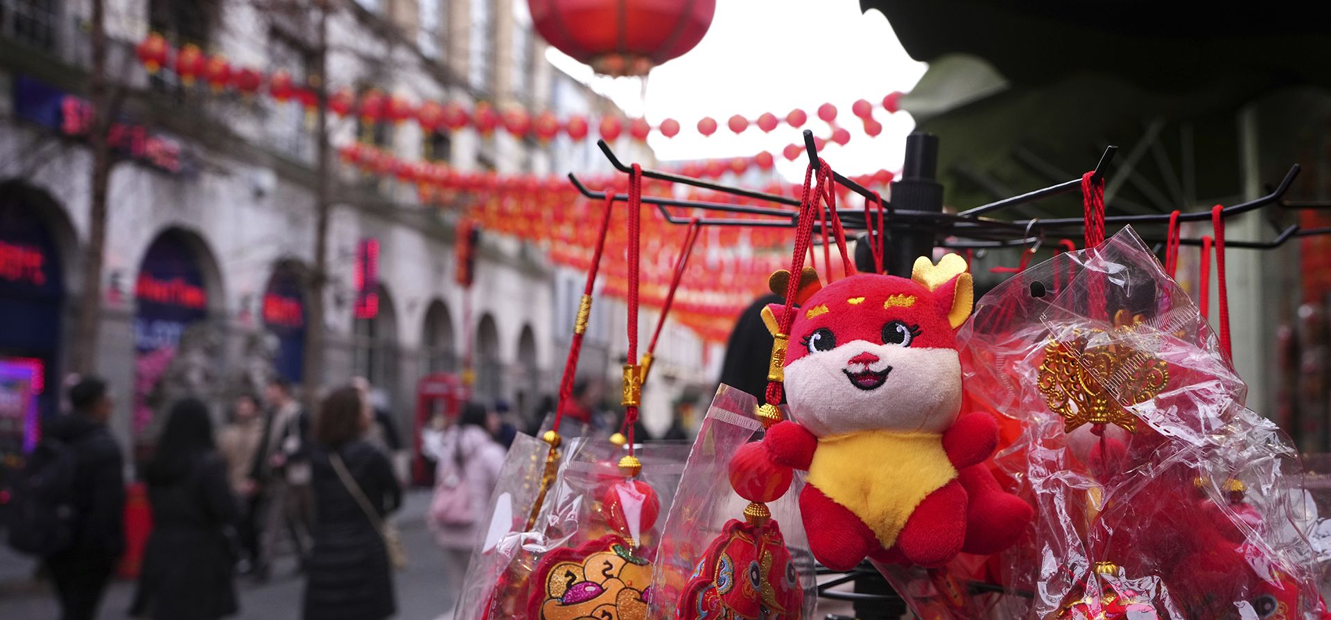 Linternas y adornos en Chinatown, mientras las comunidades chinas celebran el Año Nuevo Lunar, también conocido como Festival de Primavera o Año Nuevo Chino, en Londres, Inglaterra, el miércoles 29 de enero de 2025. (Foto AP/Kirsty Wigglesworth) Linternas y adornos en Chinatown, mientras las comunidades chinas celebran el Año Nuevo Lunar, también conocido como Festival de Primavera o Año Nuevo Chino, en Londres, Inglaterra, el miércoles 29 de enero de 2025. (Foto AP/Kirsty Wigglesworth)